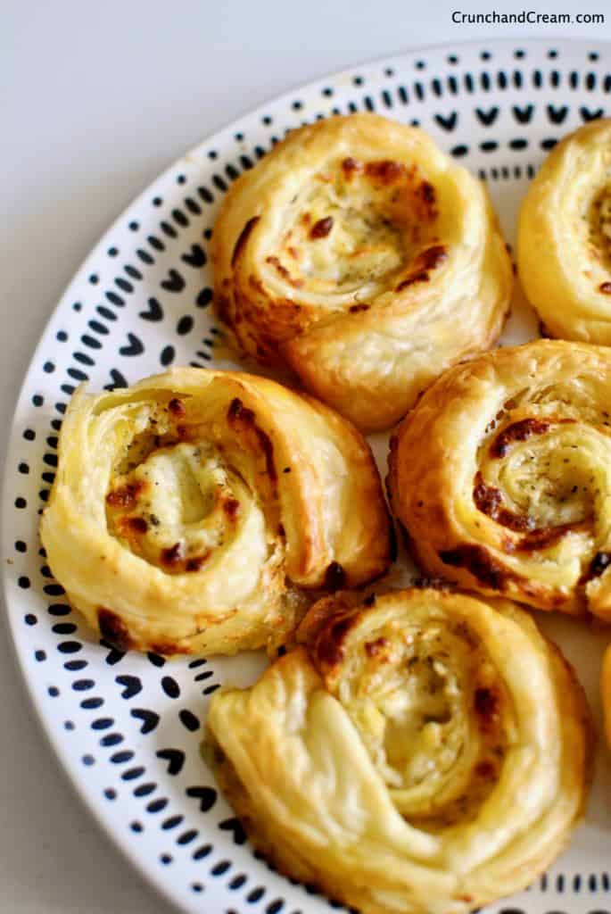 Quick & easy cheesy garlic butter pinwheels made with puff pastry.