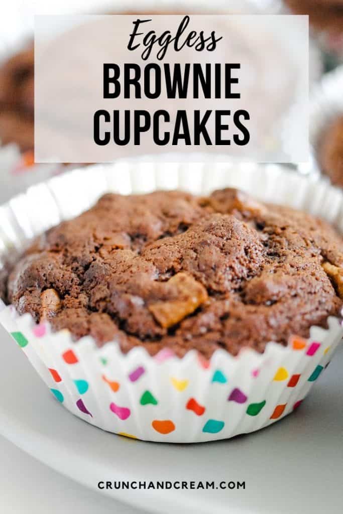 These simple eggless chocolate brownie cupcakes are moist and gooey thanks to plain yogurt and plenty of chocolate chips! #chocolatebrowniecupcakes #egglesscupcakes #chocolatecupcakes #yogurtcupcakes