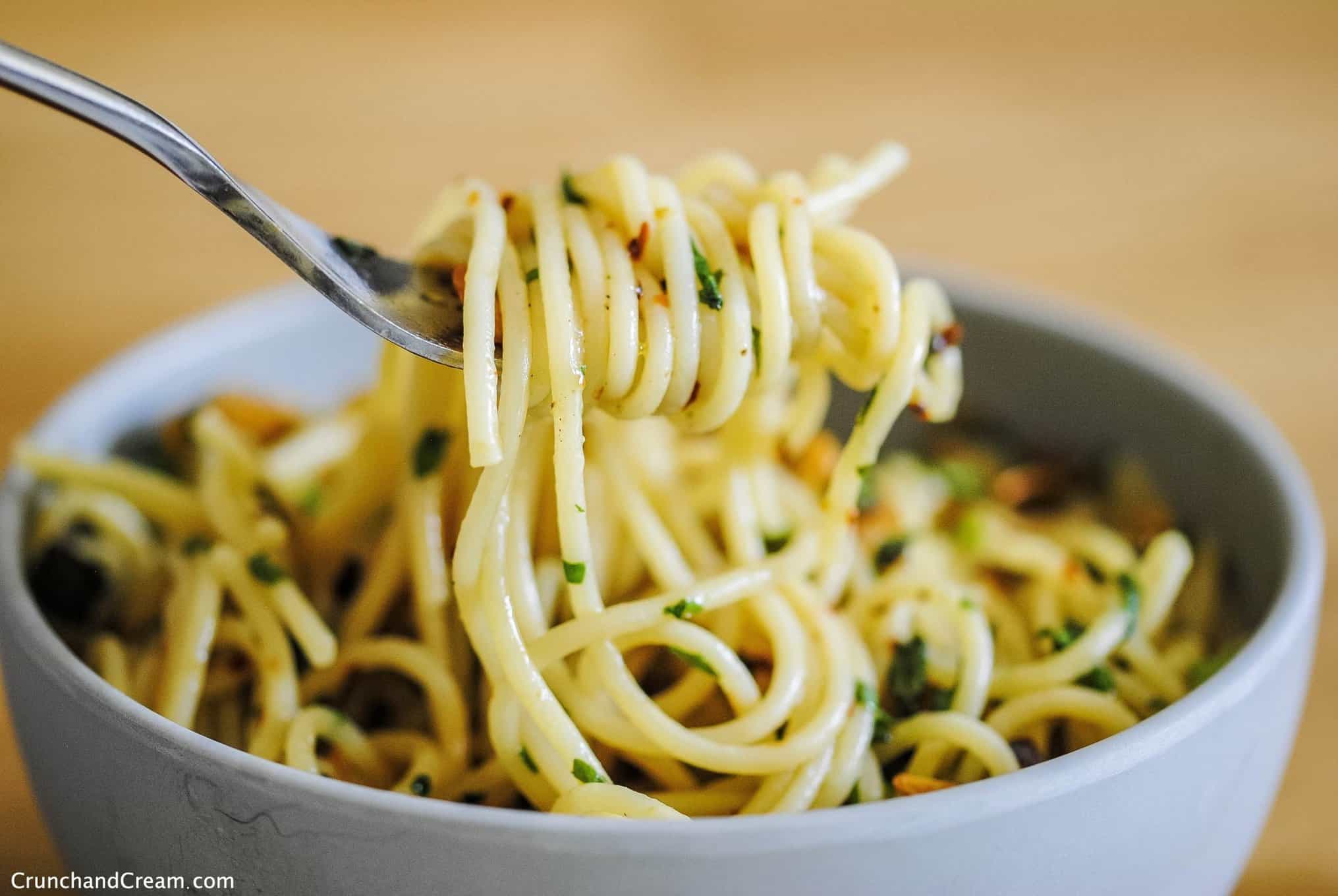 Simple Garlic Basil Pasta Crunch & Cream