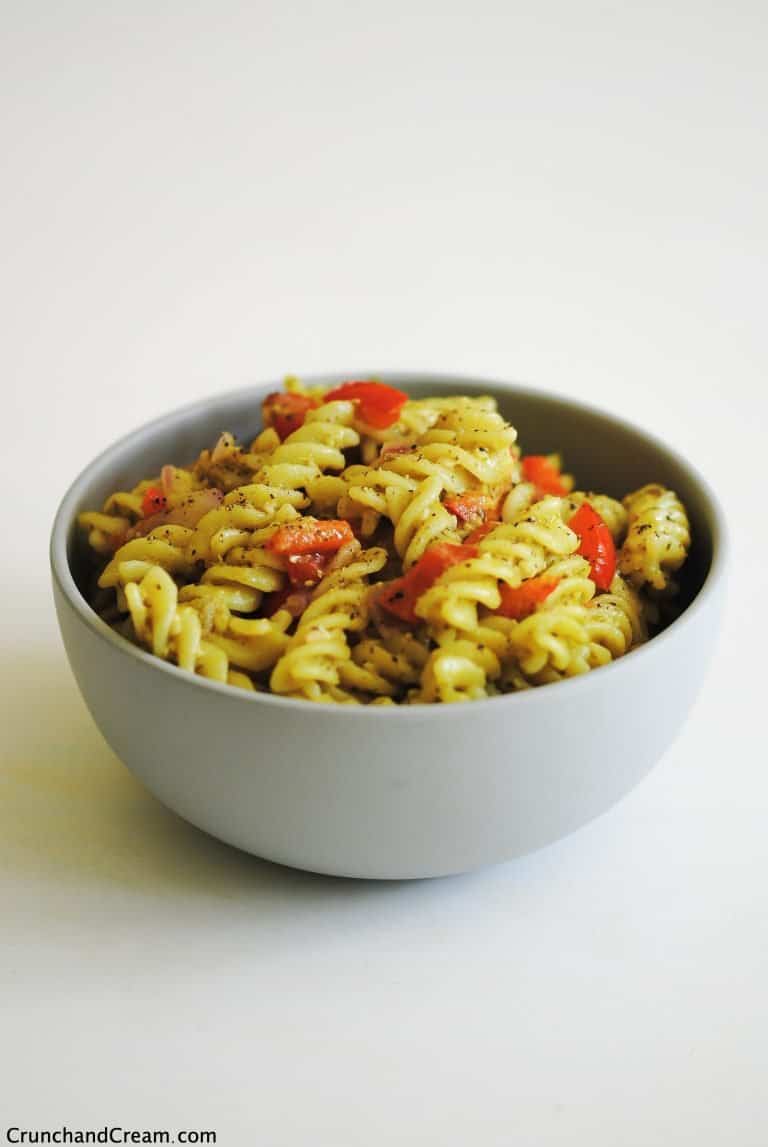 Microwave Pesto Pasta with Peppers Crunch & Cream